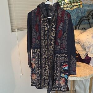 Paparazzi Dark Blue Long sweatercoat with hood with Red and Beige Embroidery